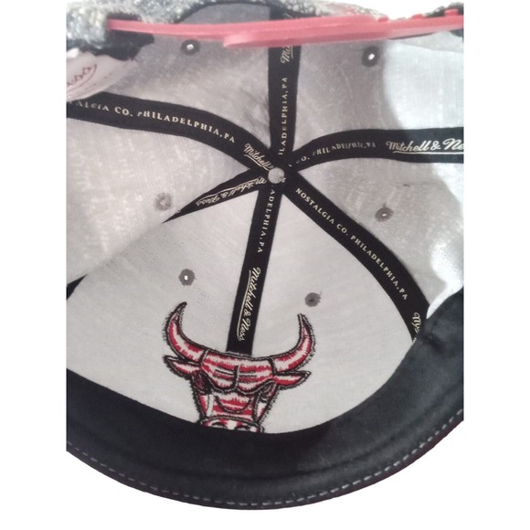 Men's Chicago Bulls Gray Nose Snapback Hat - Picture 10 of 16